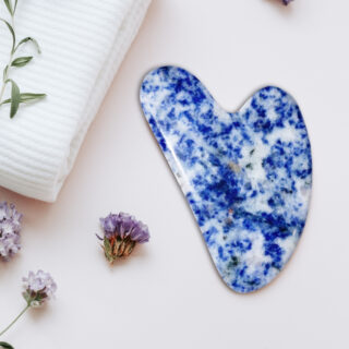 1 Gua Sha en Sodalite Bleue + Housse – Image 7