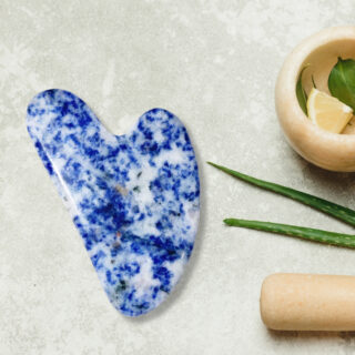 1 Gua Sha en Sodalite Bleue + Housse – Image 8